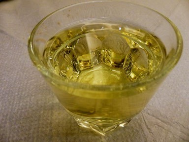 Zwykłe białe domowe wino (lewko chima krasi) w tawernie w Grecji
