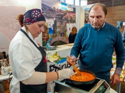 Przygotowywanie makaronu z sosem pomidorowym  rodem z Epiru [fot. Betaki]