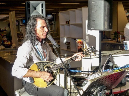 Angelos Wangelis – Jego muzyka towarzyszyła wszystkim przez czas trwania targów                     GRECKA PANORAMA AD 2016 [fot. Betaki]
