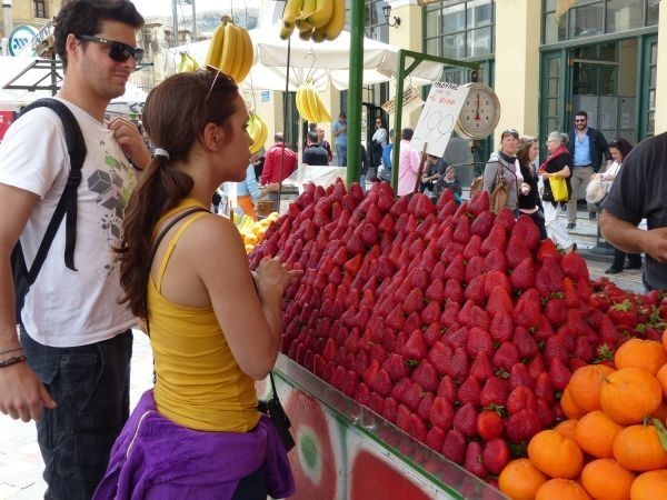 Kupowanie owoców na Platija Monastiraki