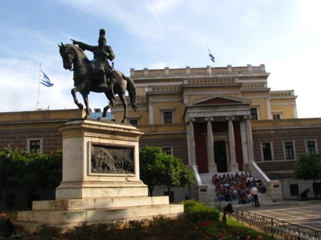 Narodowe Muzeum  Historyczne  i pomnik generała Kolokotronisa