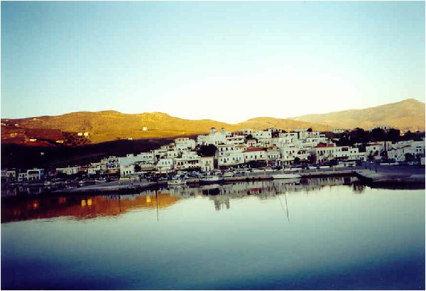 Dopływam do portu Gavrion na wyspie Andros