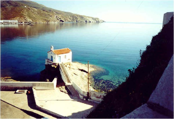 Ten kościółek na Andros oglądany z góry ślicznie wkomponował się w otoczenie Aegeum