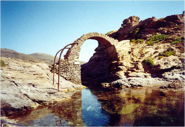 Ten mostek odbudowany po 1945 roku łączy wyspę Andros ze skałą, na której znajdują się pozostałości zamku z czasów weneckich