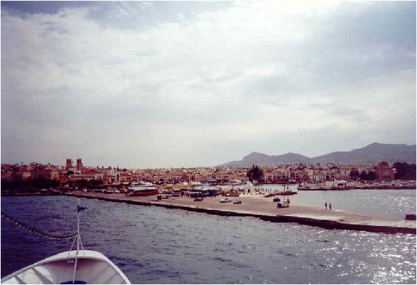 Z pokładu statku spoglądam na wyspę Eginę w Zatoce Sarońskiej