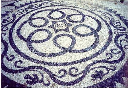 Takie mozaiki znajdują się wokół kościoła w stolicy wyspy Halki