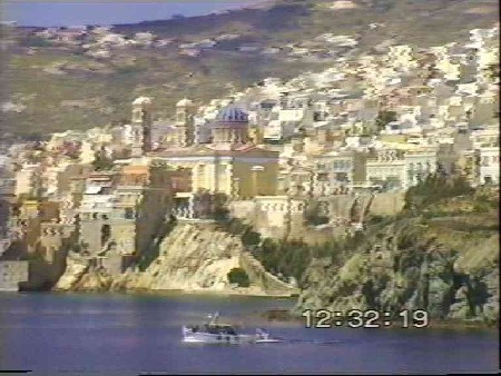 Z pokładu promu patrzę na stolicę wyspy Syros - Ermoupolis 