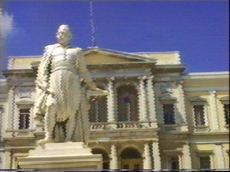 Ratusz w stylu klasycystycznym oraz pomnik bohatera walk o niepodległość - Andreasa Miaouli na placu jego imienia ( centralny plac stolicy )