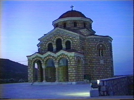 Samotnie stojący kościółek Agios Dimitrios ( ok. 3 km. od Ermoupolis ) 