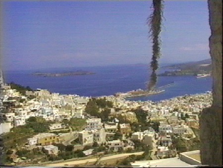 Wdrapuję się na Ano Syros i spoglądam na Dolne Ermoupolis ( tu siedzę na dzwonnicy kościelnej ) 