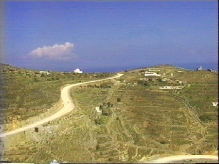 Wnętrze wyspy jest znacznie rzadziej zabudowane niż stolica ( widoczną tu drogą można wjechać na Ano Syros -ja wolałam wspinać się po schodach ) 