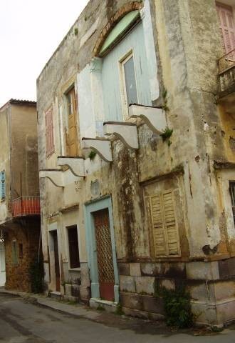 Chios. Lubiłam spacerować wąskimi uliczkami, przy których sporo takich właśnie budynków. Zachwycały mnie, choć w zasadzie to prawie ruiny.