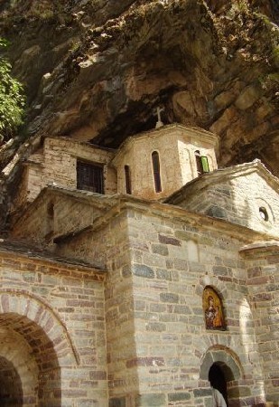 Jak wyczytałam w przewodniku klasztor był wielokrotnie przebudowywany (po pożarach), ale niektóre jego części pochodzą z IX wieku (katholikon)