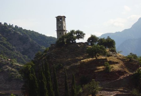 Samotna wieża zegarowa na wzgórzu w pobliżu monastyru Proussos
