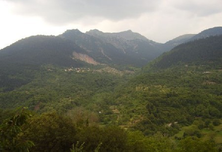 Z Megalo Chorio patrzę na Mikro Chorio. Widać tutaj wyraźnie to miejsce, od którego odpadła w 1963 roku część góry.