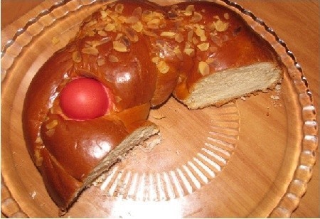 Typowe ciasto pieczone na Paschę, tsoureki - takie zwykłe, jak nasze drożdżowe a jednak niezwykłe, bo z zapieczonym w środku jajkiem,  koniecznie w czerwonej skorupce 