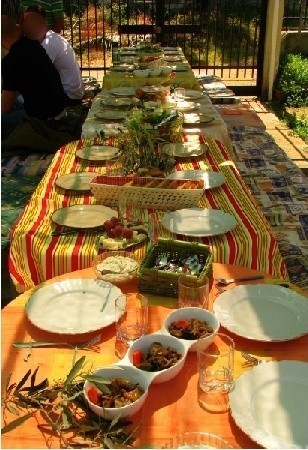 Pomagam Katerinie nakryć stoły w ogrodzie:  w sumie dla chyba  25 osób! To dopiero biesiadowanie! Pogoda piękna, ciepło a słońce świeci aż za nadto  