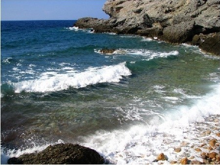 Plaża Prassa: fale tu dość silne ale pozwalam wodom boskiego Egeo dotykać moich stóp  
