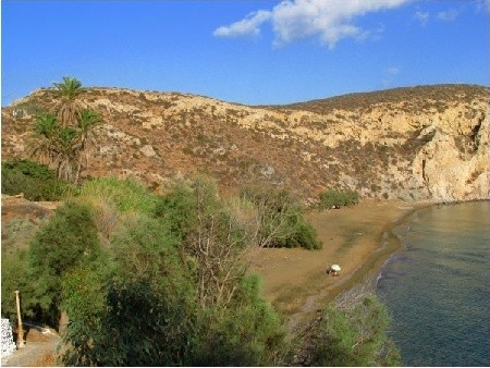Bardzo  popularna na wyspie plaża Klisidhi znajduje się niedaleko portu