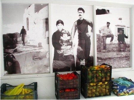Wioska Ano Mera: to całkiem ciekawy pomysł obklejanie murów sklepów takimi starymi fotografiami  