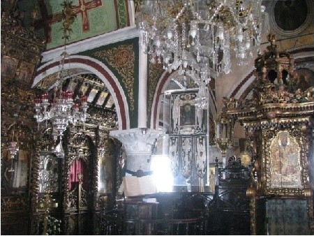 Wioska Ano Mera: XVI-wieczny monastyr Panagia Tourliani. Wnętrze tutejszego kościoła zachwyca i oczywiście zapalę w nim swoją świeczkę.