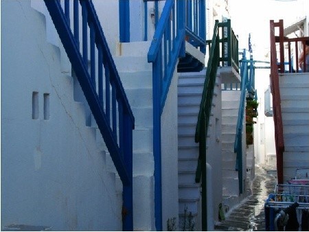 Schodki, schodki, schodki – taka zabudowa miasta Mykonos, a uliczko-chodniczki jak widać wąziutkie