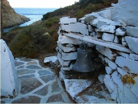 ...oprócz samotnego, starego malutkiego kościółka Agios Nikolaos, z dość oryginalną dzwonnicą 