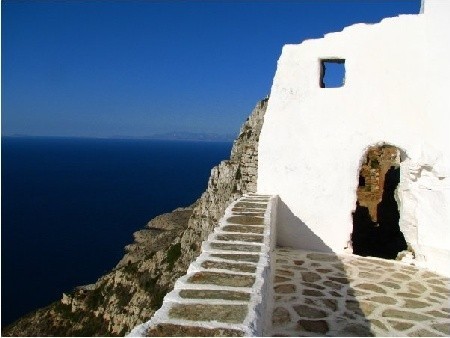 A stąd można obejrzeć i wyspę Naxos i dalej w lewo wyspę Paros, i kolejne 