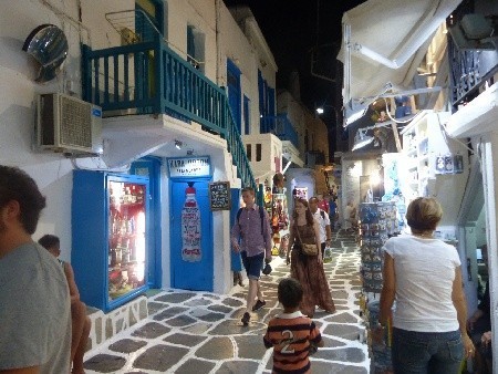 Nocny spacer uliczkami miasta Mykonos