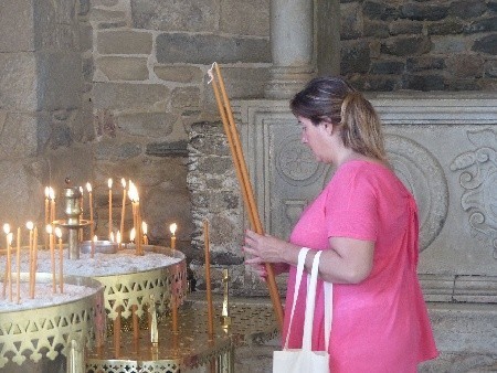 Paroikia: jak widać świece zapalane przy kościołach potrafią mieć niesamowitą długość