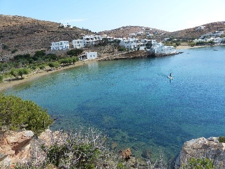 Nad zatoką przy wiosce Faros – oddalam się nową (dla mnie!) ścieżką w stronę monastyru Chrysopigi