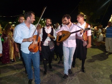 Artemonas – w czasie festiwalu kulinarnego Cyklad:  parada uliczna