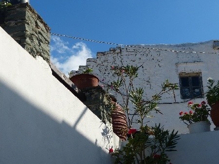W wiosce Artemonas można wypatrzeć eleganckie budynki wzniesione w stylu weneckim ale mniej eleganckie zakątki również mogą się spodobać