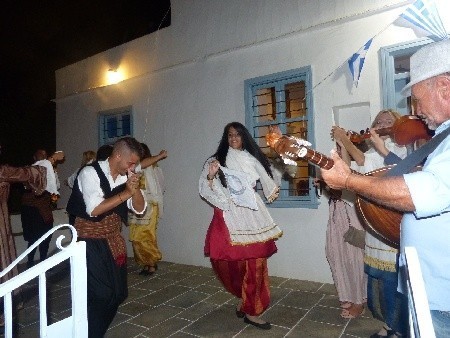 Artemonas – w czasie festiwalu kulinarnego Cyklad. Tu: tańce greckie w lokalnych strojach