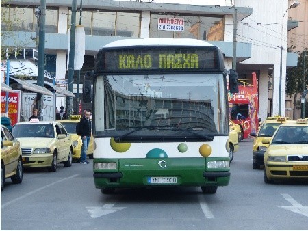 Wielki Piątek (Plac Syntagma): autobus ze świątecznymi życzeniami