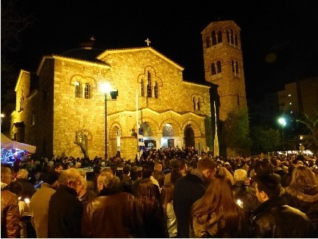 Wielki Piątek (Ambelokoipi): w oczekiwaniu na Epitafio przed kościołem Agios Dimitrios