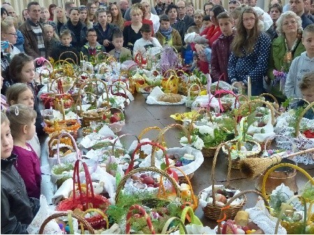 Wielka Sobota: święcenie pokarmów w polskim kościele