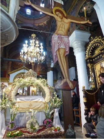 Wielki Piątek (Plaka): grób Chrystusa w jednym z kościołów