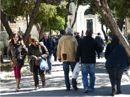 Wielki Piątek: Grecy tłumnie odwiedzili groby bliskich na  Pierwszym Cmentarzu