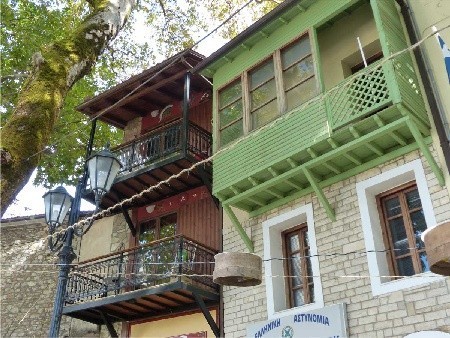 Andritsena: ładne tu zabudowania z ciekawymi  balkonami