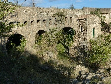 Bizantyjski most w pobliżu Karyteny z wbudowaną w filar malutką kapliczką