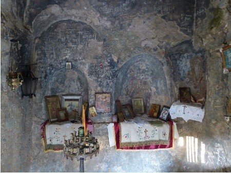 W kapliczce znajdującej się w filarze bizantyjskiego mostu w pobliżu Karyteny