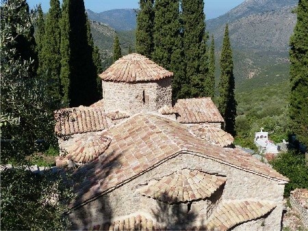 Karytena: bizantyjski kościółek Agios Nikolaos widziany z góry