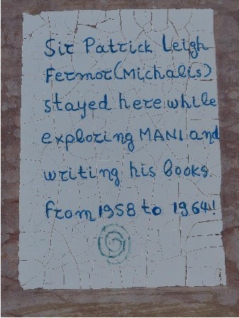 Gerolimenas: tablica na murze hotelu, w którym mieszkał swego czasu  Patrick Leigh Fermor