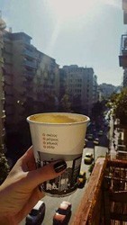 Poranna kawa na ateńskim balkonie