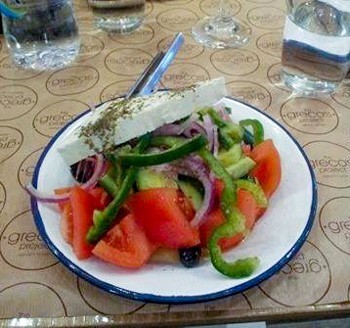 Sałatka grecka [choriatiki salata]
