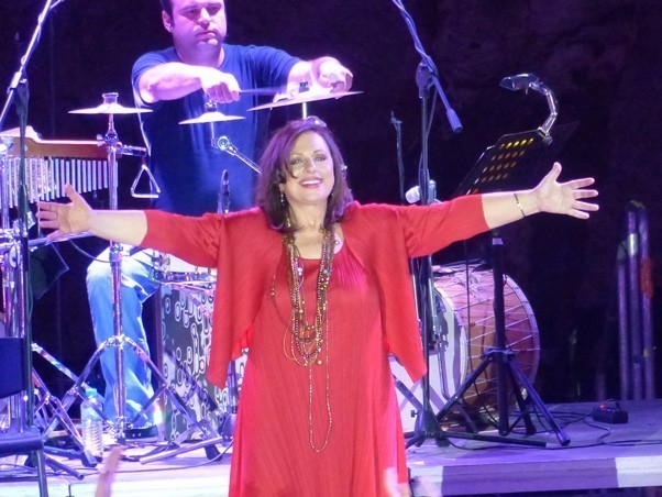 Koncert Haris Alexiou w ateńskim teatrze Vrahon (wrzesień 2013)