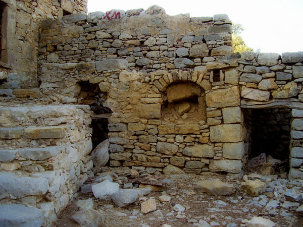 Wśród starej zabudowy wioski Micro Chorio na greckiej wyspie Tilos