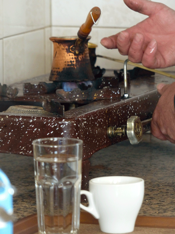 Doskonałe eliniko przyrządzane w kafenijo na dworcu w Paleochorze