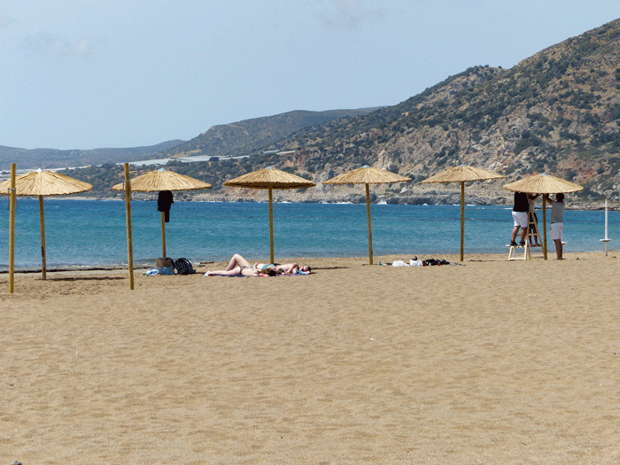 Przed sezonem na plaży Pachia Ammos